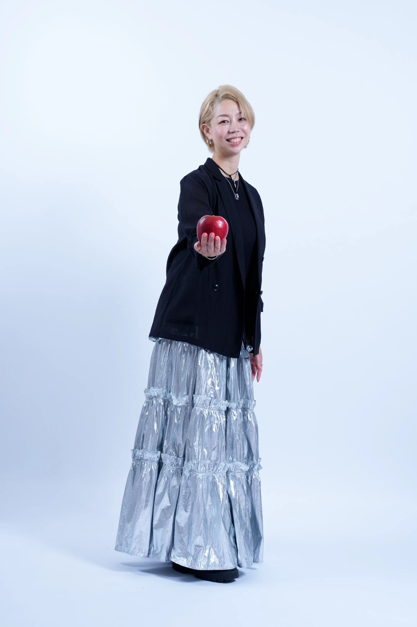 赤いリンゴを手に持つCottieオーナーの黒沢めぐみ