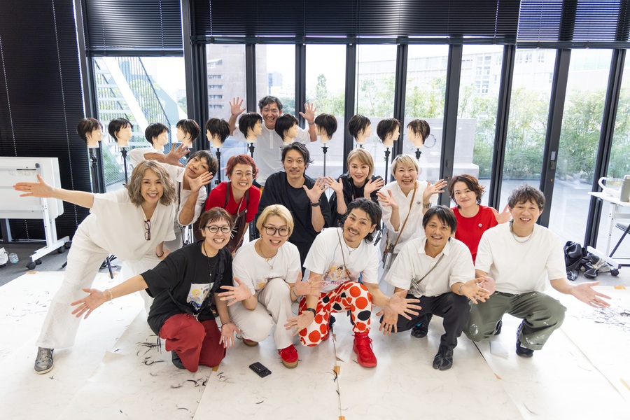 カット講習に参加した人たちとの集合写真