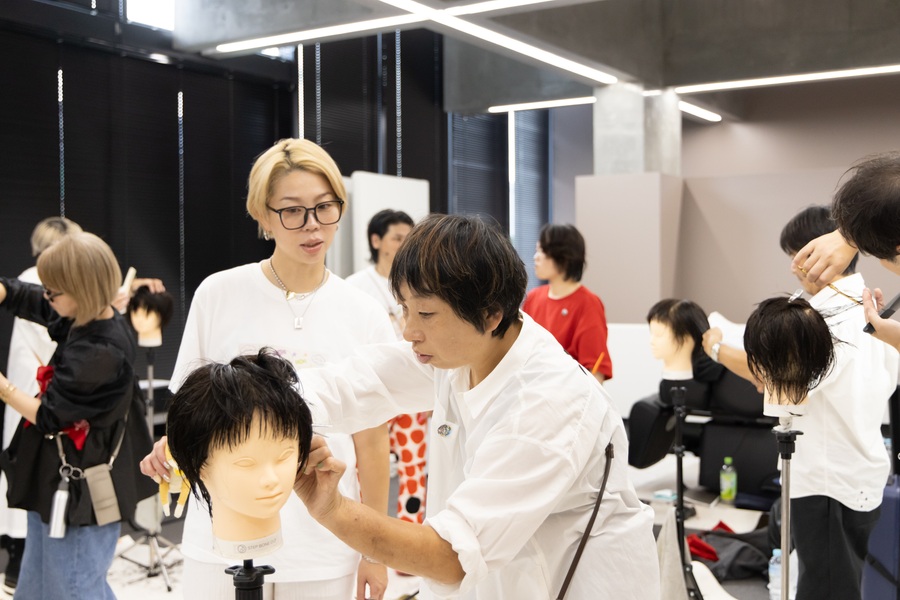 カット講習でウィッグを使って練習する様子